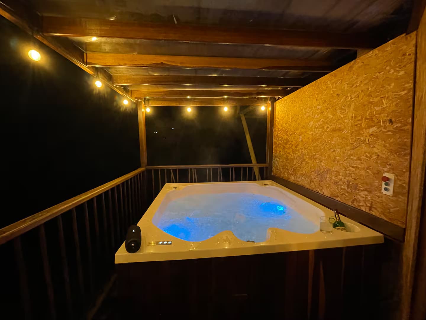 Jacuzzi de noche — Ikuna Glamping