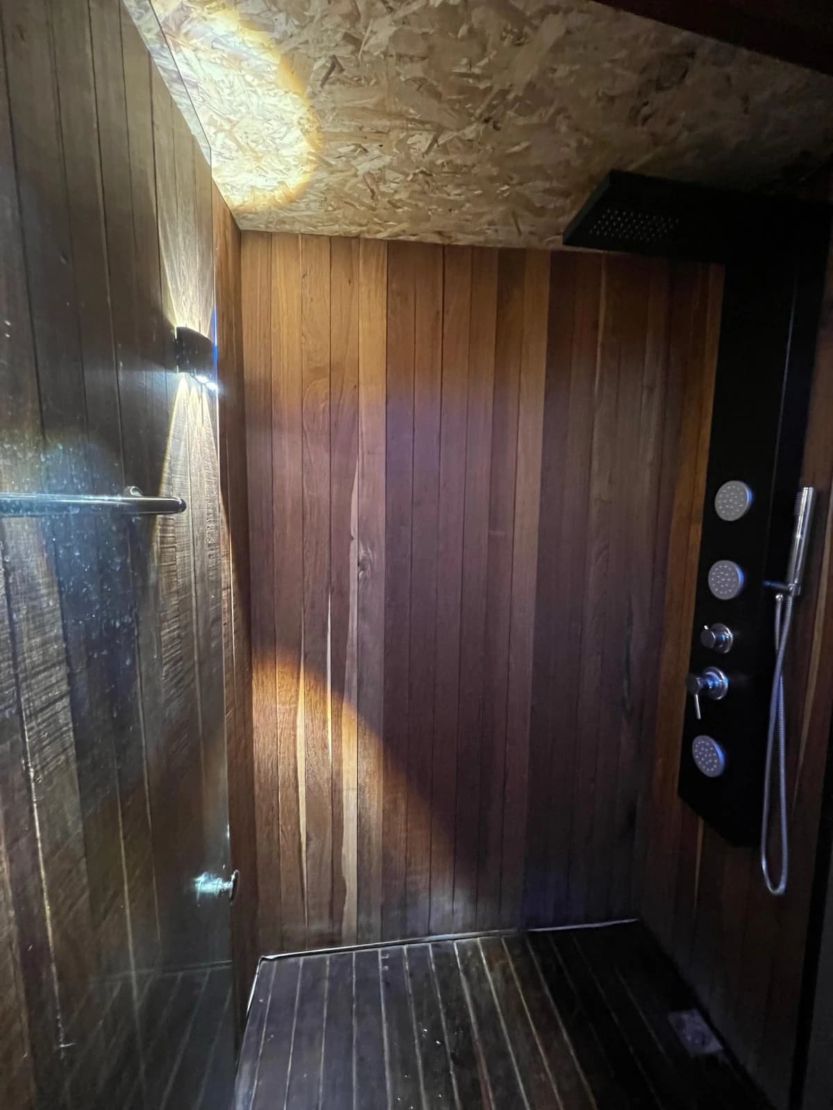 Baño moderno — Ikuna Glamping